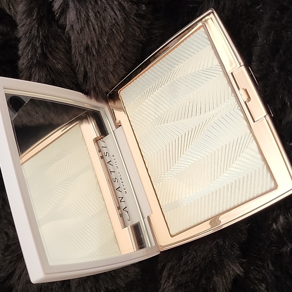 Anastasia Beverly Hills Gold Shimmer Highlighter In "Iced Out"